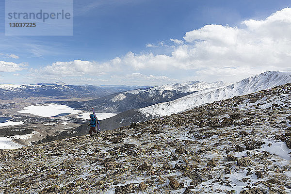 Seitenansicht einer Person beim Skibergsteigen im Winter  Mt. Elbert  Colorado  USA