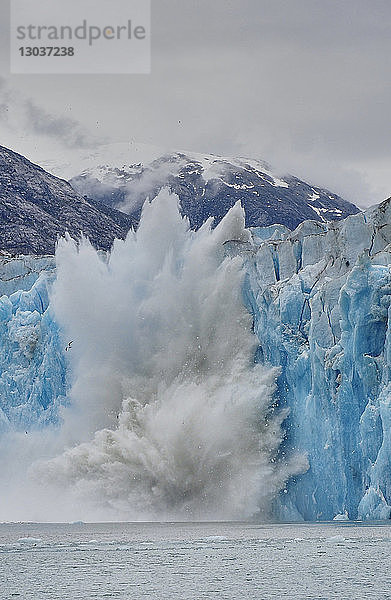 Abstürzendes Eis am Lamplugh Glacier im Glacier Bay National Park  Alaska  USA