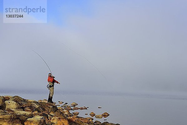 Einzelner Mann beim Fliegenfischen im Tres-Valles-See  Argentinien
