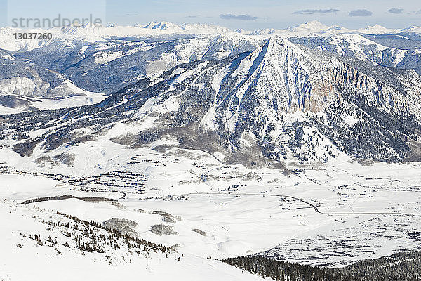 Majestätische Landschaft mit Blick auf Crested Butte und andere Gipfel der Elk Mountains vom Mount Emmons im Winter  Gunnison National Forest  Colorado  USA