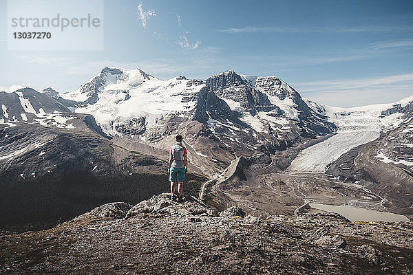 Wanderin bewundert die Aussicht auf den Athabasca-Gipfel und den Gletscher vom Wilcox Pass  Alberta  Kanada