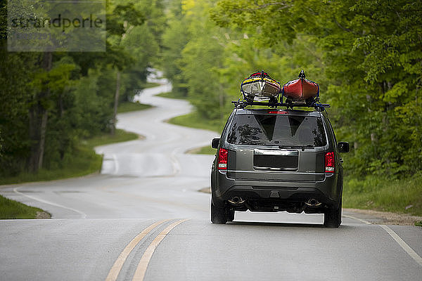 Auto  das Kajaks auf einem kurvenreichen Highway transportiert  Northport  Wisconsin  USA