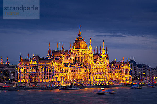 Blick auf die Außenansicht des ungarischen Parlamentsgebäudes und die Donau bei Nacht  Budapest  Ungarn