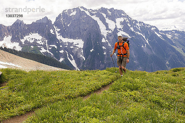 Ein Mann nähert sich dem Westgrat des Mount Forbidden  North Cascades National Park  Marblemount  Washington State  USA