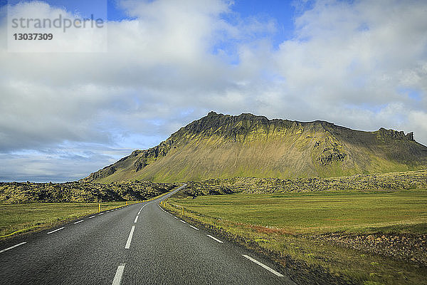 Islands berühmte Ringstraße  der Highway 1  folgt der Küstenlinie auf der Halbinsel Snaefellsnes nördlich von Reykjavik. Die Autobahn folgt der Küste des gesamten Landes und ist eine beliebte Route für Reisende  die Autos oder Wohnmobile mieten.