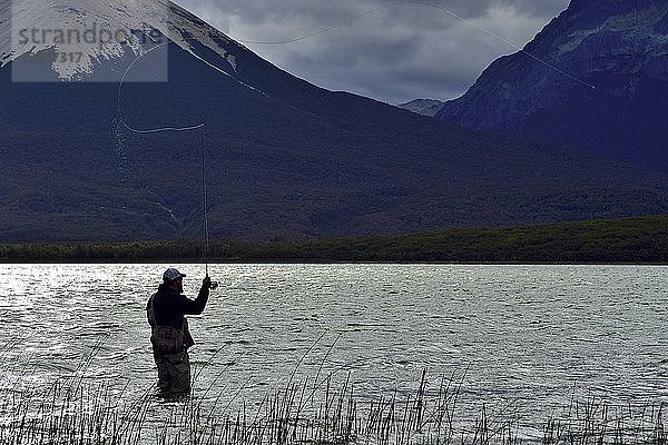 Silhouette eines einzelnen Mannes beim Fliegenfischen im See Tres Valles  Argentinien