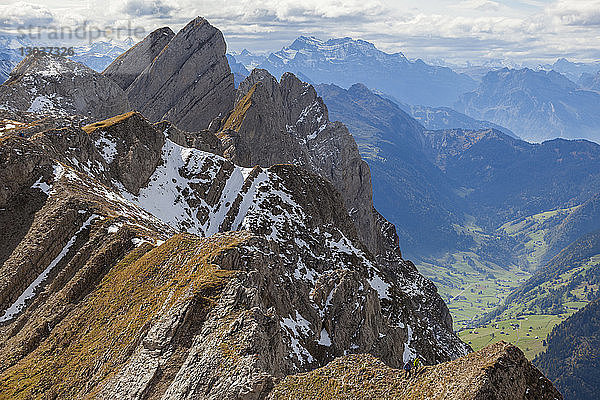 Wanderer steigen zu einem hohen Punkt des Lisengratweges zwischen Altmann und Santis  Alpstein  Kanton St. Gallen  Schweiz  auf.