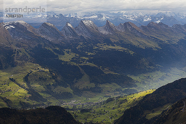 MajestÃ?tische Naturkulisse mit Blick auf die sieben Gipfel der Churfirsten von Santis  Kanton St.â€ Gallen  Schweiz