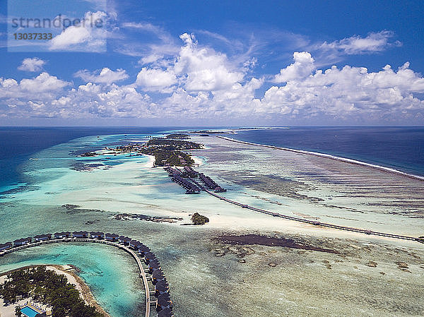 Luftaufnahme von tropischen Inseln und Meer â€ Thulusdhoo  Male  Malediven