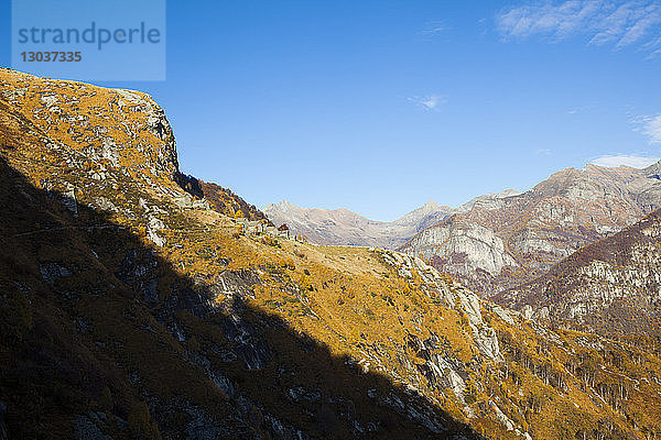 Malerische Landschaft mit Blick auf alte Häuser in den Bergen  Monte del Corgel  Corippo  Kanton Tessin  Schweiz