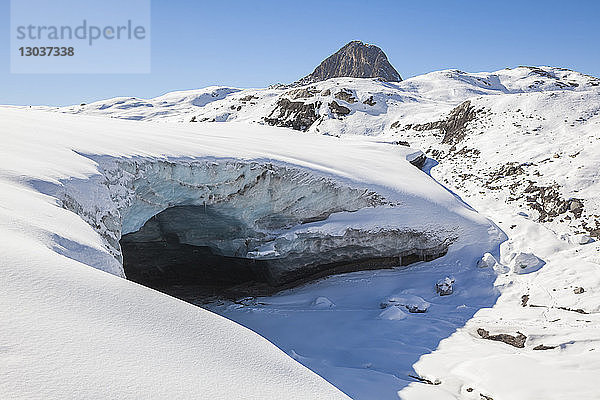 Landschaft mit Blick auf den Eingang zu einer Eishöhle am Ausgang des Plaine Morte Gletschers  Kanton Bern  Schweiz