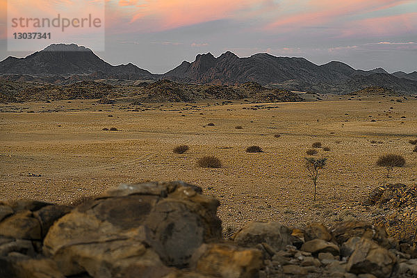 Namib-WÃ?ste in der AbenddÃ?mmerung mit Bergen im Hintergrund â€ Kunene  Kunene  Namibia