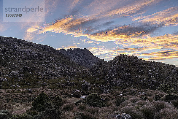 Landschaft des Mantiqueira-Gebirges bei Sonnenaufgang im Itatiaia-Nationalpark  Rioâ€ deâ€ Janeiro  Brasilien