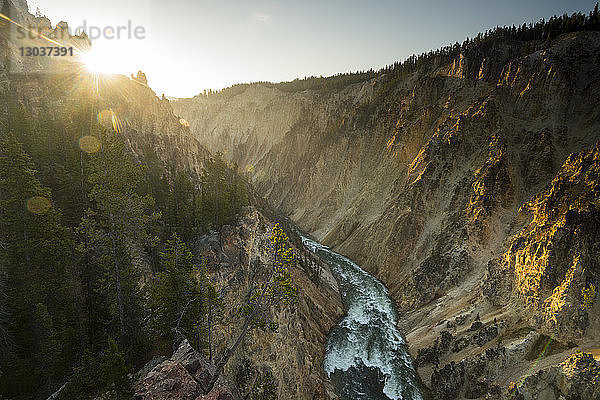 Landschaft mit Blick auf den Snake River Canyon unterhalb der Lower Yellowstone Falls  Yellowstone National Park  Wyoming  USA