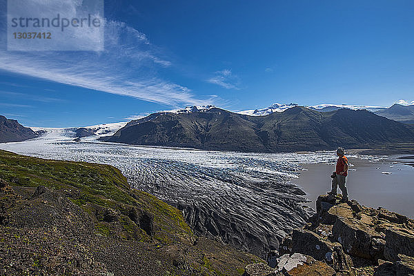 Ansicht eines abenteuerlustigen männlichen Wanderers mit Blick auf den Skaftafellsjokull-Gletscher  Vatnajokull-Nationalpark  Island