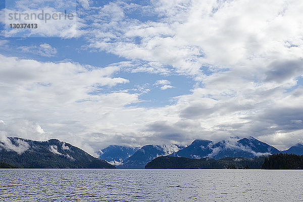 Blick auf die Küste von Vancouver Island an einem teilweise klaren Frühlingstag  gesehen von einem Boot vor der Küste  Tofino  British Columbia  Kanada