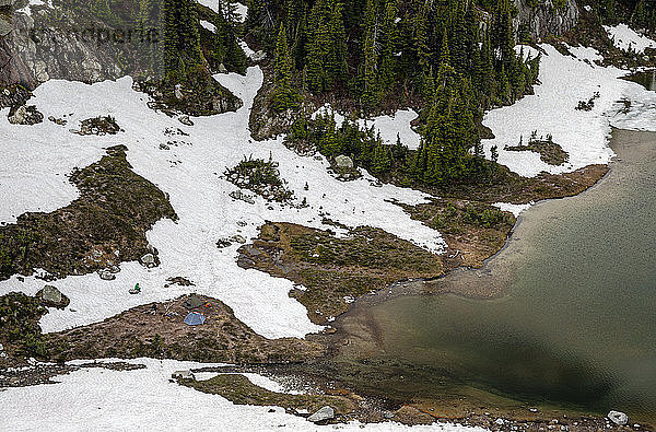 Drei Personen schlagen ihr Lager am Semaphore Lake auf  einem alpinen See- und Wiesengebiet mit relativ einfachem Zugang von einer Holzfällerstraße aus  was es zu einem beliebten Ziel für Rucksacktouren macht  Pmeberton  British Columbia  Kanada