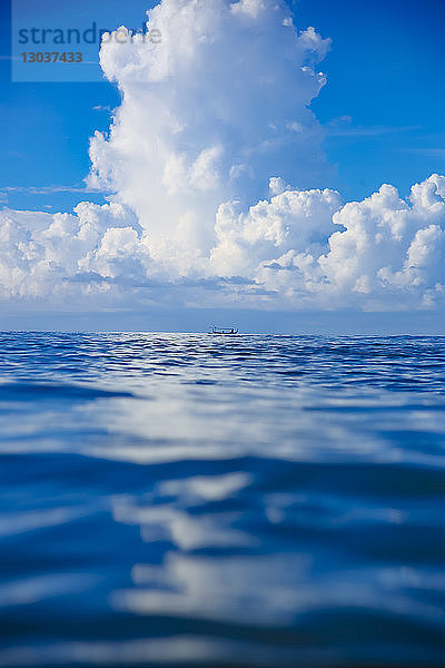 Entfernte Ansicht eines Bootes im Meer  Kuta  Lombok  Indonesien