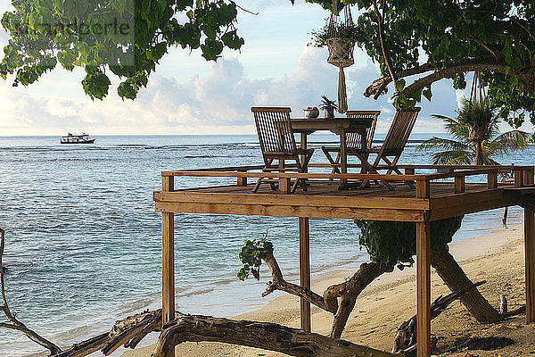 StÃ?hle und Tisch auf einer Plattform an einem Strand â€ Thulusdhoo  Male  Malediven