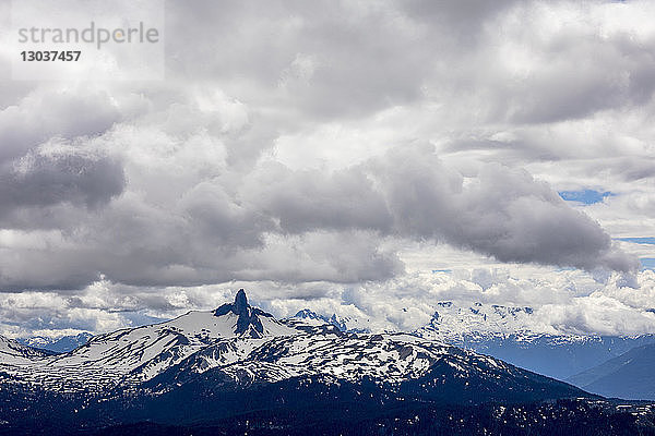 Black Tusk  ein erloschener Strato-Vulkan und symbolträchtiger Gipfel im Garibaldi Provincial Park  ragt an einem stürmischen Tag vom Gipfel des Whistler Blackcomb Ski Resort in British Columbia  Kanada  aus den umliegenden Bergen empor.