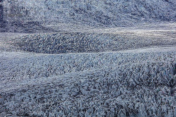 Ein Gletscher oberhalb der Gletscherlagune Jokulsarlon in Island ist in den letzten Jahren aufgrund des Klimawandels stark geschmolzen. Wenn Teile des Gletschers schmelzen und abfallen  treiben sie über die Lagune hinaus auf das Meer  wo sie wieder an Land gespült werden und schmelzen. Das Gebiet umfasst schwarze Sandstrände und den bekannten Diamantstrand  der eines der beliebtesten Reiseziele Islands ist.