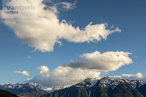 SchÃ¶ne Naturlandschaft mit blauem Himmel und Wolken Ã?ber einer Gebirgskette â€ Pemberton  British Columbia â€ Kanada