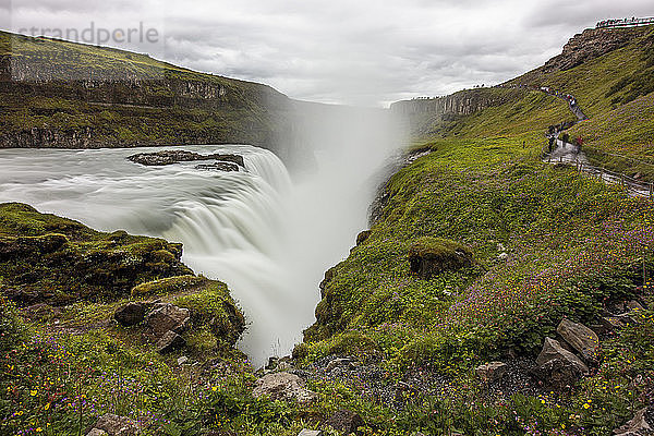 Der Gullfoss-Wasserfall ist einer der größten und meistbesuchten Wasserfälle in Island. Der Wasserfall befindet sich östlich von Reykjavik in einer Schlucht des Flusses Hvita im isländischen Hochland.
