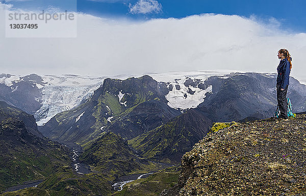 Seitenansicht einer einzelnen Wanderin mit Blick auf das Thorsmork-Tal  Sudurland  Island