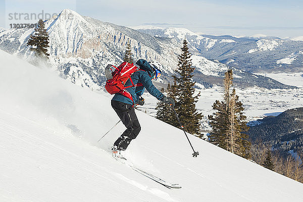Seitenansicht einer einzelnen Frau beim Skifahren auf dem Mount Emmons  Gunnison National Forest  Colorado  USA