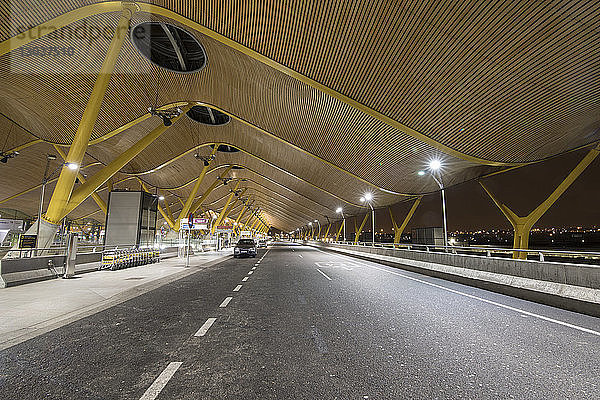 Beleuchtete Autobahn des Flughafens â€žMadrid-Barajasâ€œ bei Nacht  Madrid  Madrid  Spanien