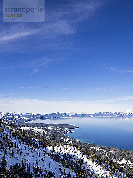Landschaft mit Blick auf den Lake Tahoe im Winter  Kalifornien  USA