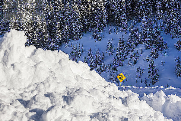 Winterlandschaft mit einem Schneehaufen in der Nähe des Snow Slide Area-Schilds  Kebler Pass  Crested Butte  Colorado  USA