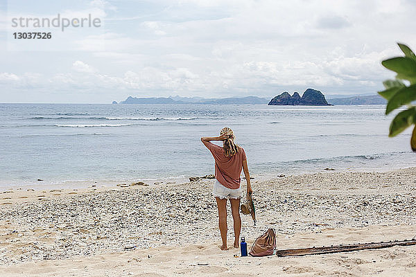 Rückansicht einer alleinstehenden Frau am Strand  Kuta  Lombok  Indonesien