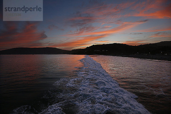 Landschaft mit Blick auf eine Welle im Pazifischen Ozean und Silhouette der Küstenlinie bei Sonnenuntergang  Avila Beach  Kalifornien  USA