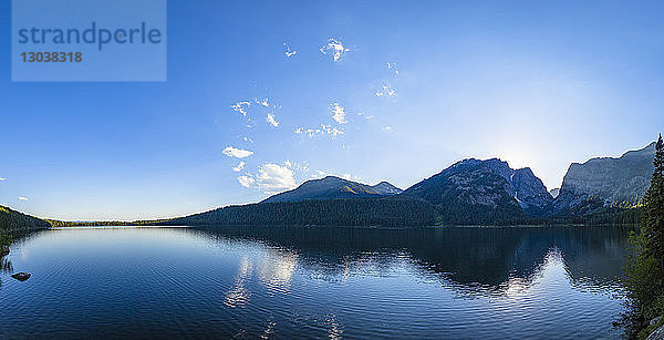 Landschaftliche Ansicht des Sees gegen Berge und Himmel