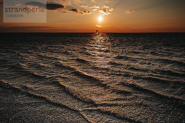Szenische Ansicht des Strandes bei Sonnenuntergang