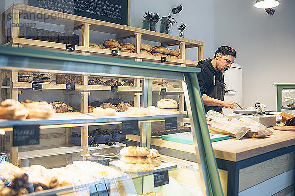 Männlicher Besitzer arbeitet in Bäckerei