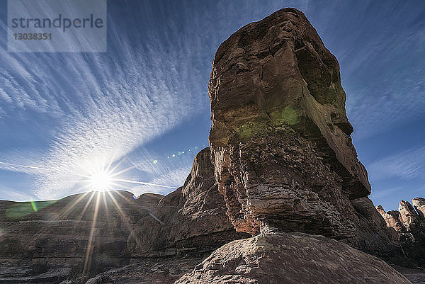 Tiefblick auf eine Felsformation im Canyonlands-Nationalpark vor blauem Himmel