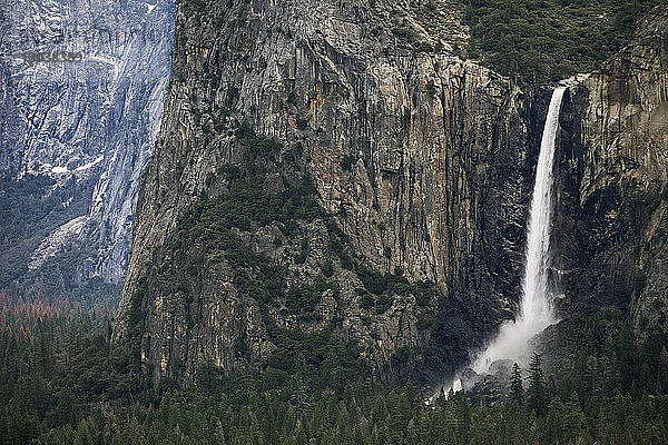 Blick auf den Brautschleierfall im Yosemite National Park vom Wawona-Tunnel