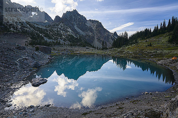 Idyllischer Blick auf See und Berge gegen den Himmel im Olympic National Park