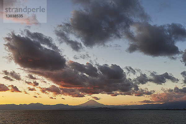 Landschaftliche Ansicht der Insel Honshu am Berg Fuji gegen den Himmel bei Sonnenuntergang