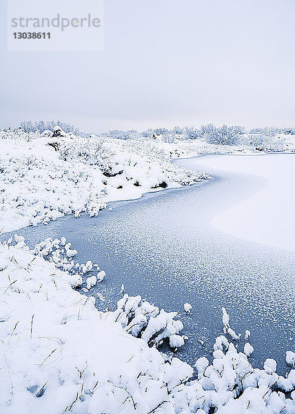 Landschaftliche Ansicht eines zugefrorenen Sees im Winter