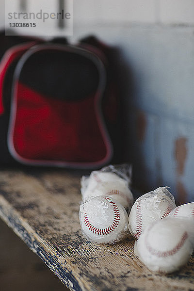 Nahaufnahme von Baseballbällen auf Holztisch im Sporteinbauraum