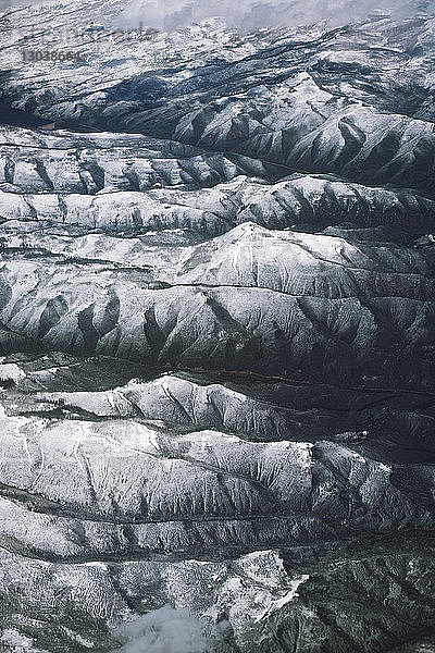 Hochwinkelansicht von schneebedeckten Bergketten