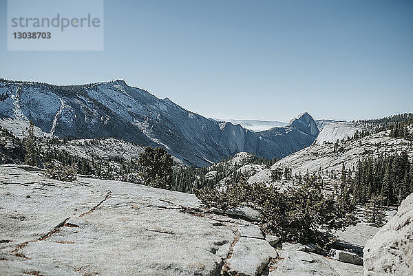 Aussicht auf die Berge bei klarem Himmel an einem sonnigen Tag im Yosemite National Park