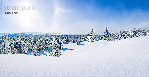 Szenische Ansicht einer schneebedeckten Landschaft gegen den Himmel