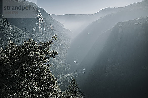 Ruhige Aussicht auf die Berge am sonnigen Tag im Yosemite National Park