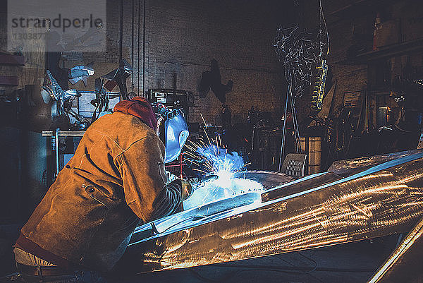 Seitenansicht des Arbeiterschweißens in der Fabrik