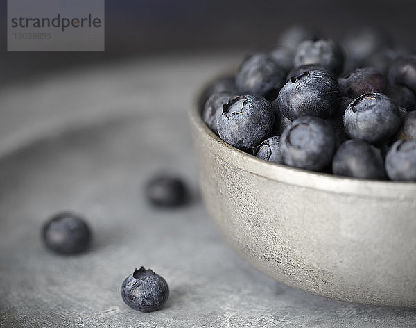 Nahaufnahme von Heidelbeeren in Schale auf dem Tisch