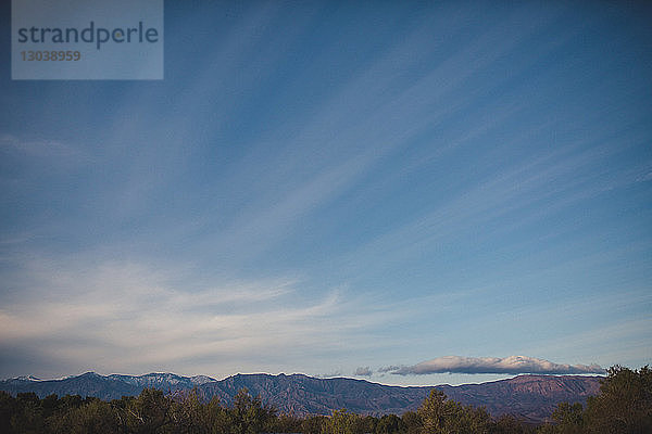 Tiefwinkelansicht der Berge gegen den Himmel im Death Valley National Park